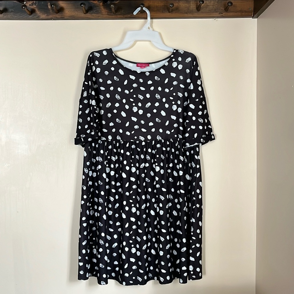 Short sleeve dress polka dot pattern black and white